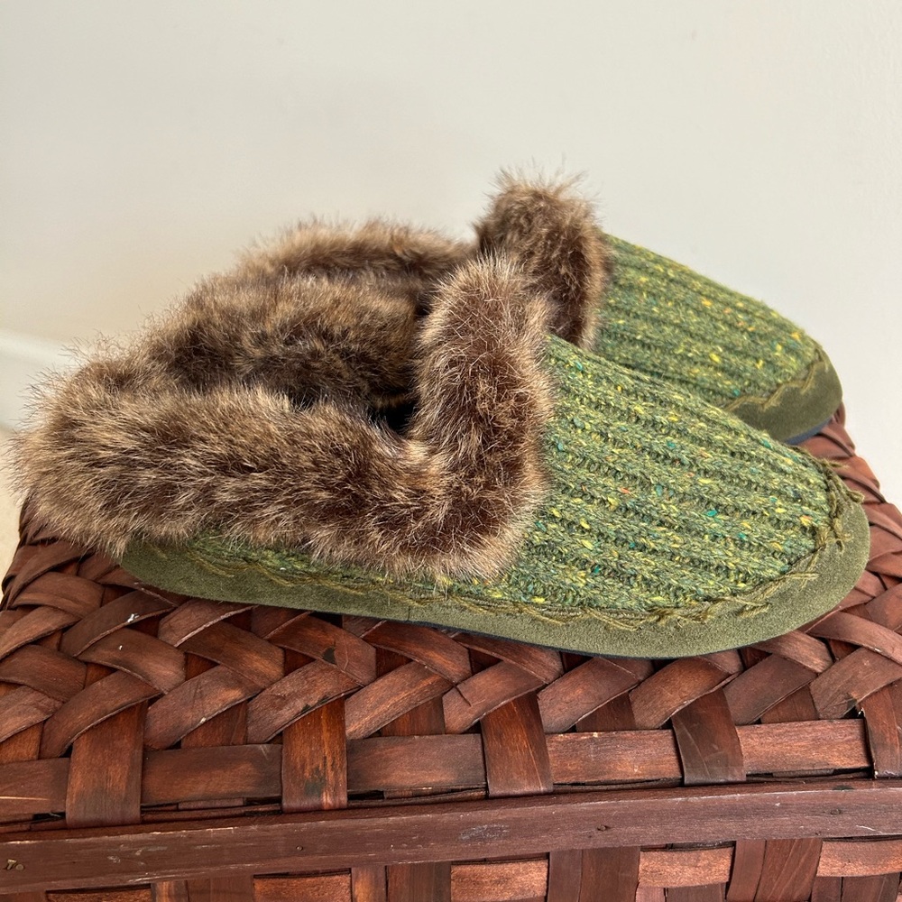 Ladies Green Acorn Slippers size 6.5/7.5